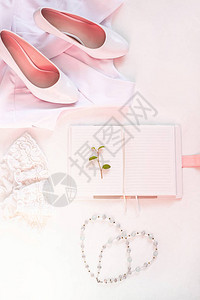 新娘细节概念丝绸蕾丝连衣裙笔记本模型时尚鞋时尚背景图片