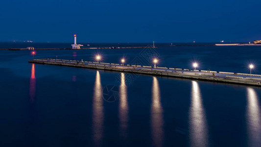 夏季夜晚乌克兰敖德萨海港和货物码头的全景图O图片