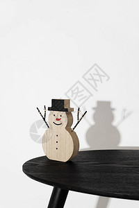 一个有趣的木制雪人图片