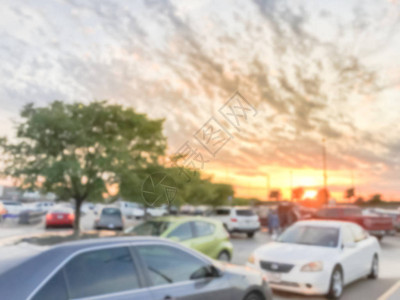 在美国得克萨斯州达拉斯附近的杂货店停车场闪烁的飞黄图片