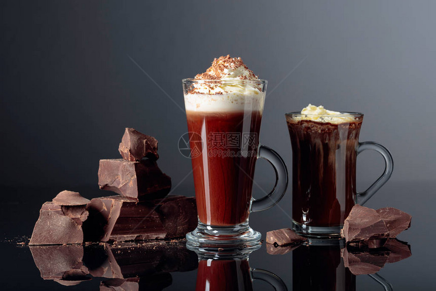 热巧克力加奶油和深色巧克力图片