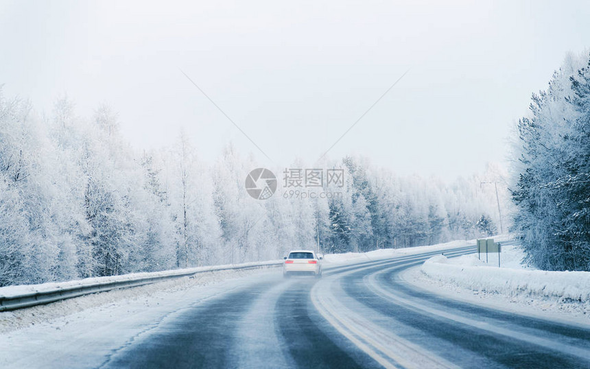 芬兰冬季雪路上的汽车拉普兰的汽车和寒冷景观在欧洲森林的汽车芬兰城市公路骑行道路和线下雪的街图片