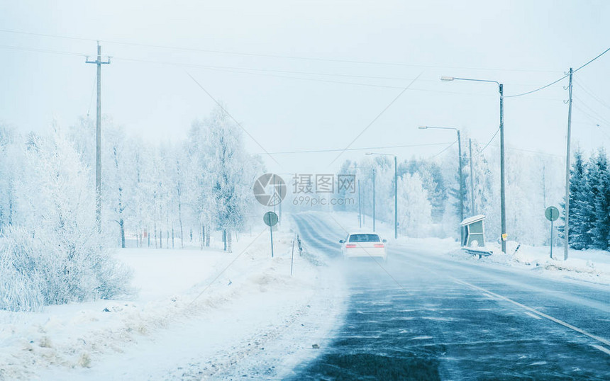 芬兰冬季雪路上的汽车拉普兰的汽车和寒冷景观在欧洲森林的汽车芬兰城市公路骑行道路和线下雪的街图片