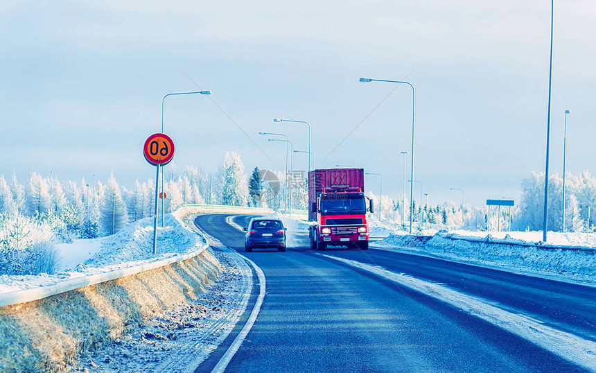 有雪的冬天路芬兰的卡车卡车和拉普兰寒冷的风景欧洲森林芬兰城市公路骑行道路和线下雪的街道旅行在下坡图片