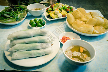 越南河内的米粉卷Phocuon和充气炒米粉或米粉枕头chienphong的午餐食物安排鱼露大蒜胡萝卜醋背景图片