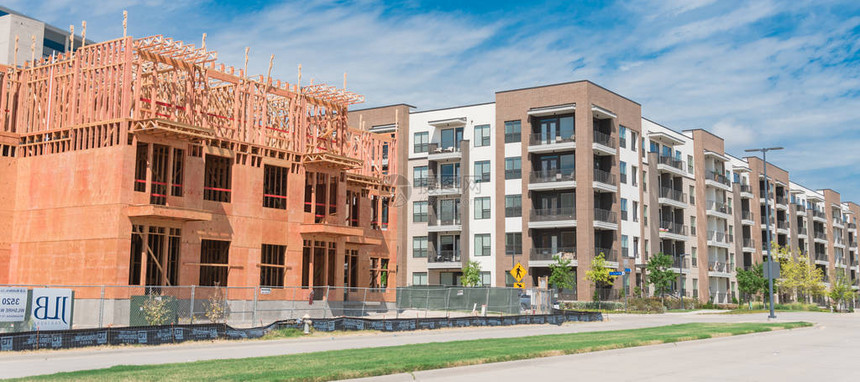 美国得克萨斯州北达拉斯市正在建设出租单元的全景街边开发社区已建成筑附近五层公寓图片
