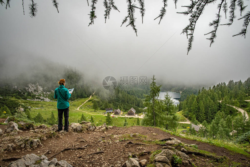 秋天在湖周围的树林里徒步登山足图片