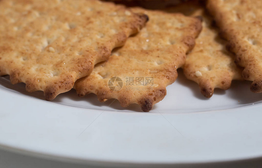 棕色低卡路里低热量食用玉米饼干和白底芝麻酱贴上白色面纱图片