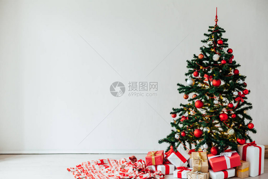 圣诞树与红白室内装饰新年礼物图片