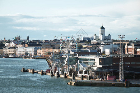 芬兰赫尔辛基市和芬兰湾的风景从渡轮甲图片