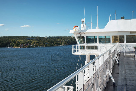 从芬兰赫尔辛基到瑞典斯德哥尔摩的渡轮甲板上的图片