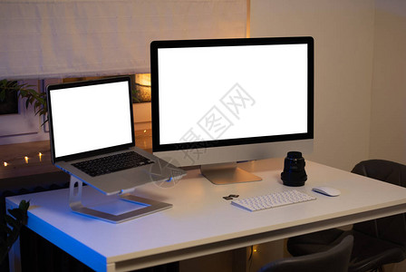 熄灯键盘和鼠标站在靠近窗户的白色桌子上背景