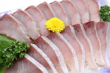 日式海鲜鲢鱼生片在托盘上图片