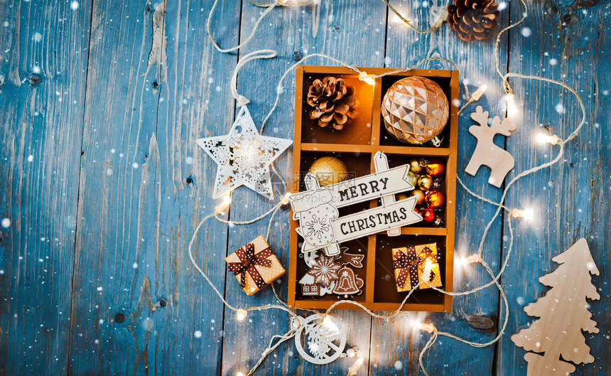圣诞装饰和赠送文本的问候圣诞节装饰以蓝木本放在一个盒子里图片