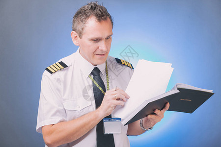 航空飞行员身穿衬衫图片