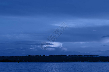 海边的深蓝夜戏剧云图片