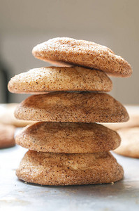 饼干或糖饼干堆在烘烤盘图片