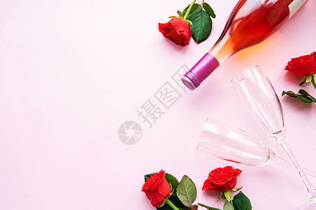 红玫瑰红酒和杯子图片