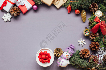 紫色背景的新年圣诞玩图片