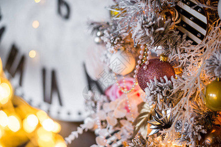 圣诞背景明信片白色粉色和金色的圣诞装饰品模糊的背景与圣图片