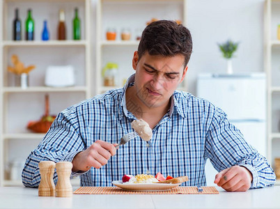 男人吃不好吃的食物在家中午高清图片