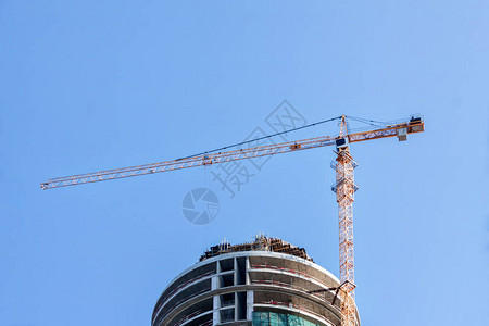 建筑工地圆形在经典蓝色天空背景复制图片