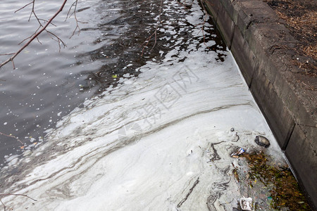 河流中垃圾和废水污染的环图片