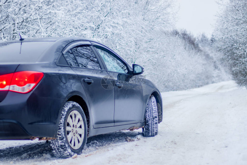 冬天的汽车在城外的大自然中雪景图路上的雪冬天的路白树黑车路图片