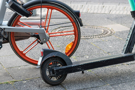 自行车共享供应商和电动滑板车供应商在城市中与汽车交通竞争图片