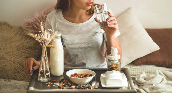 健康有机营养妇女在床上吃燕麦早餐享受空间健康概念图片