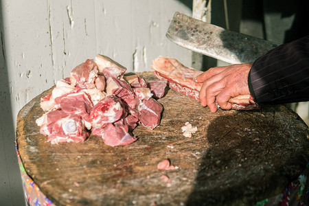 老式或旧市场的肉类或肉店木桩上的新鲜图片