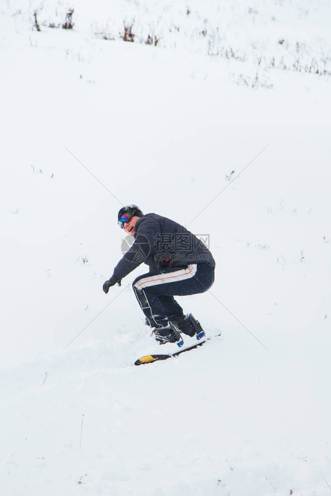 带着雪板快乐的年轻人在雪山享受阳光明媚的天气图片