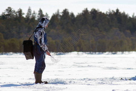 西伯利亚冬季钓鱼图片