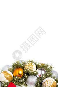 水平空白圣诞花环明信片与圣诞玩具球制成的珠子隔离在白色背景与复制空图片