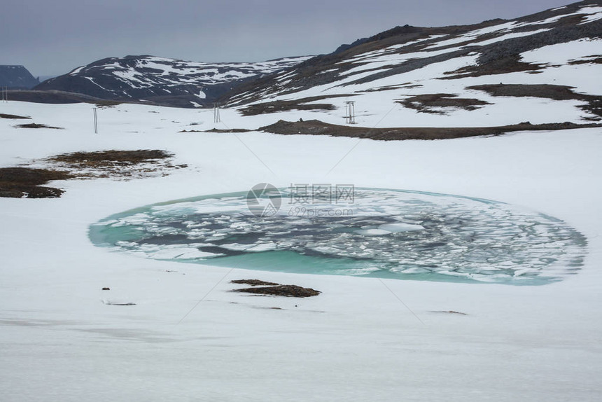 北极圈冰冷的湖面结冰图片