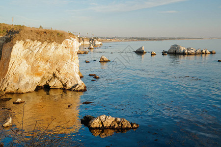 加州海岸线皮斯莫海滩地区壳牌海滩的裂缝图片
