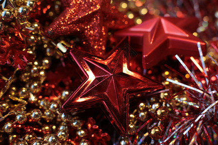 闪亮的圣诞闪亮玩具和亮珠装饰图片