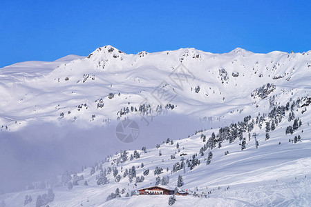 在奥地利迈尔霍芬的蒂罗尔州齐勒塔尔竞技场滑雪胜地的小木屋中用云景观背景图片