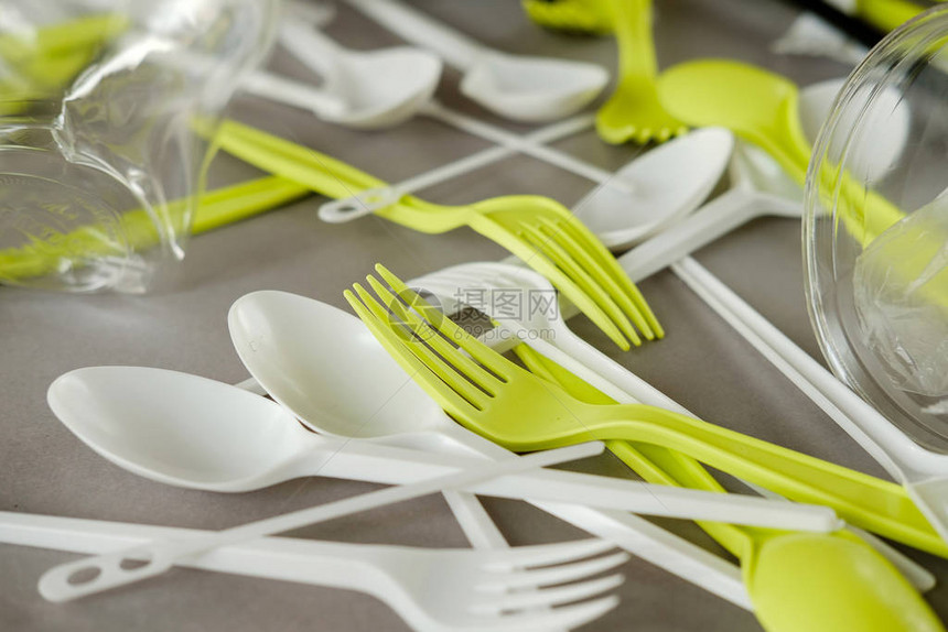 塑料勺子叉子和杯子图片