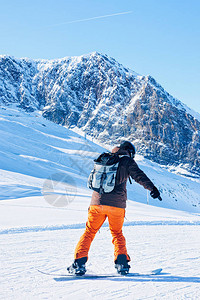 奥地利迈尔霍芬蒂罗尔州辛特图斯冰川滑雪板上背着包的男子图片