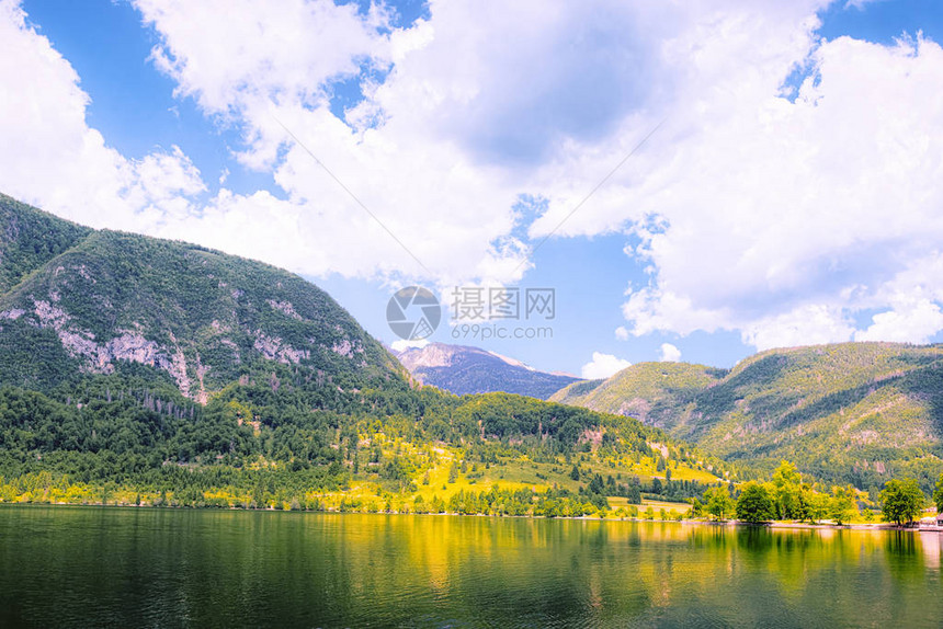 斯洛文尼亚渤兴湖风光斯洛文尼亚的自然风光绿色森林和蓝色水的视图夏天的美丽风景高山旅游目的地风景秀丽的背景中的朱利图片