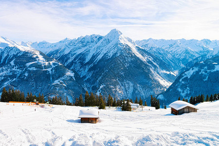 滑雪胜地小镇迈尔霍芬全景与小木屋在蒂罗尔州齐勒河谷在奥地利背景图片