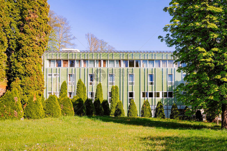 斯洛文尼亚RogaskaSlatina公寓住宅的新现代建筑城市建筑豪华的门面外观房地产家居设计施工带绿色花园的图片