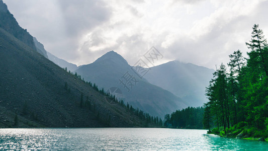 岩石中间的绿松湖山图片
