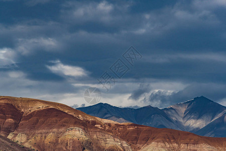 蓝天空下的岩石山谷的日落繁多的山丘图片