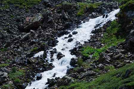 山间溪流湍急石头间山湍急的河流背景图片