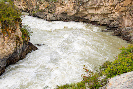 山峡的快速河流岩石间流淌的溪流图片