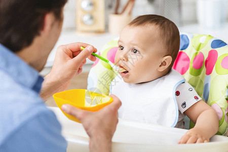 肚子饿的婴儿吃健康的小孩食物图片