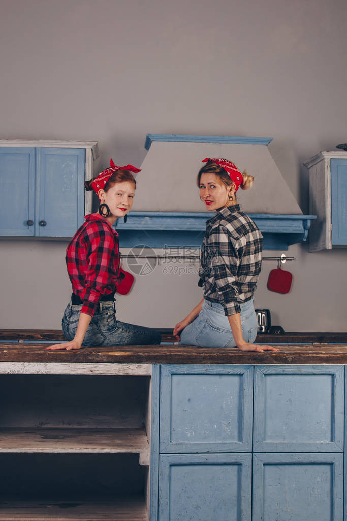 家庭友谊和人的概念有小女儿的快乐母亲头巾上的红唇在家庭厨房里玩得开心海图片