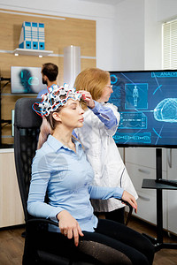 准备用于测试的脑波扫描头耳机的博士医图片